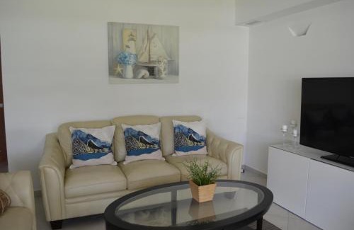 La Iglesia Apartment | Aligio Beachfront Paradise
