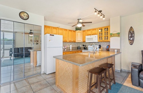 Kailua-Kona Condo | 🌴Alii Villas 301 Lovely garden unit with partial ocean view from the lanai. 🌴