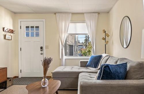 Alki House | Alki Beach Escape Walk to Shops & Yummy Eats Free Private Parking