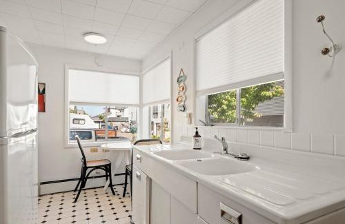 Alki House | Alki Beach Escape Walk to Shops & Yummy Eats Free Private Parking