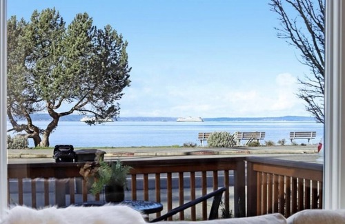 Alki House | Alki Beach House right on the Puget Sound in Seattle, WA