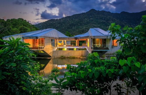 Cape Tribulation House | Alkira Resort House and Rainforest Retreat - private pool and beach