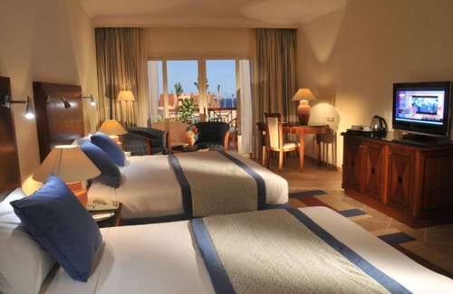 El Quseir Hotel | All-Inclusive Coastal Stay | 4 Rooms, Dive Reefs, Pool, Dining Options & Games