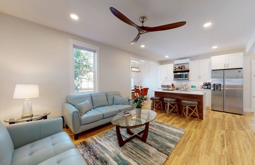 Wilmington Historic District House | All new 2BR 1BA w/King bed-Fast Wi-Fi 75" OLED TV - 15 minute walk to Riverwalk