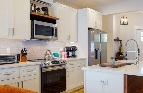 Wilmington Historic District House | All new 2BR 1BA w/King bed-Fast Wi-Fi 75" OLED TV - 15 minute walk to Riverwalk