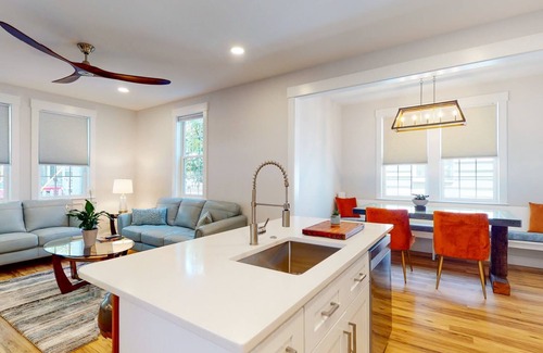 Wilmington Historic District House | All new 2BR 1BA w/King bed-Fast Wi-Fi 75" OLED TV - 15 minute walk to Riverwalk