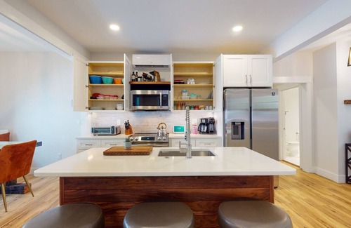 Wilmington Historic District House | All new 2BR 1BA w/King bed-Fast Wi-Fi 75" OLED TV - 15 minute walk to Riverwalk