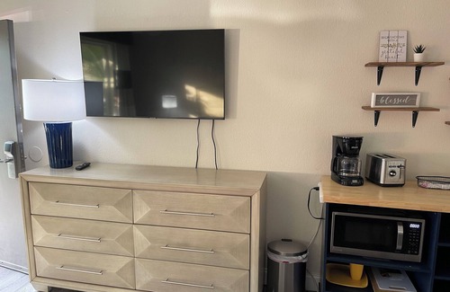 Trailer Estates Apartment | All-New, Heated Pool, Tiki Bar & Grill, Huge TV, Great Wifi