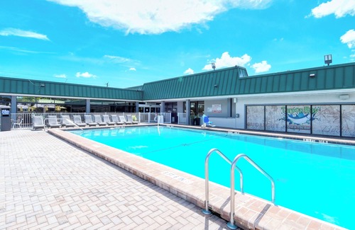 Trailer Estates Apartment | All-New, Heated Pool, Tiki Bar & Grill, Huge TV, Great Wifi