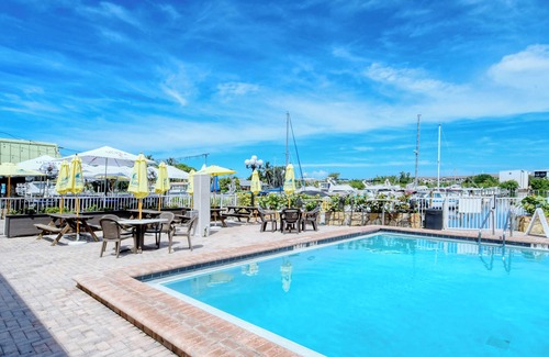 Trailer Estates Apartment | All-New, Heated Pool, Tiki Bar & Grill, Huge TV, Great Wifi