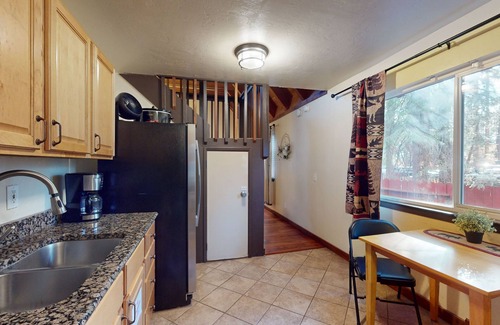 Black Bart Cabin | All-season, dog-friendly cabin with fireplace & deck - near Heavenly & beach
