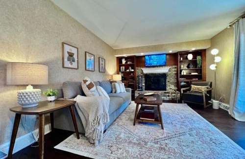 Trenton House | All the Vibes Poolside in Trenton