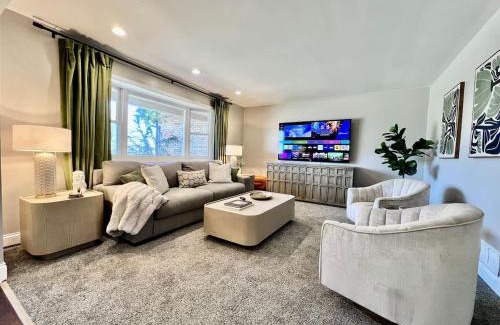 Trenton House | All the Vibes Poolside in Trenton