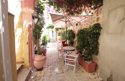 Aegina Town House | Alley Studio 2 by Frangki