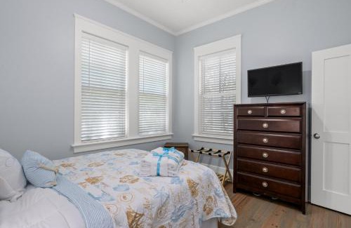 WaterSound Beach House | Almost Heaven in Watersound Proper INCLUDES Carriage House! Bedding for 12