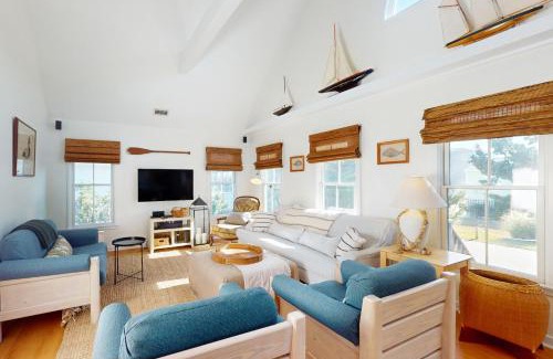 Avon House | Aloha Banks