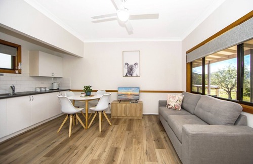 Bundook Cabin | Altamira Along Bakers Creek