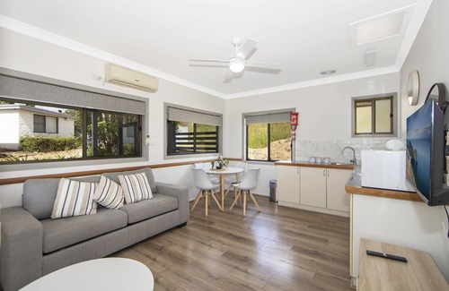 Bundook Cabin | Altamira Along Bakers Creek