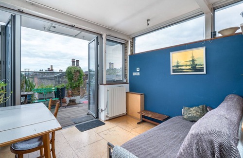 Tollington Apartment | ALTIDO Cosy & inviting studio w/ gorgeous terrace