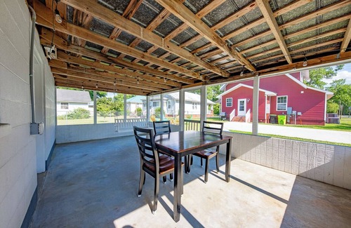 New Bern House | Amazing 3 BR Home | 5 mins to DT | Pet Friendly