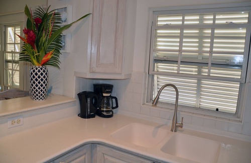 Worthing Condo | Amazing Beachfront Condo With Pool On Tranquil Worthing Beach - Leith Court #12