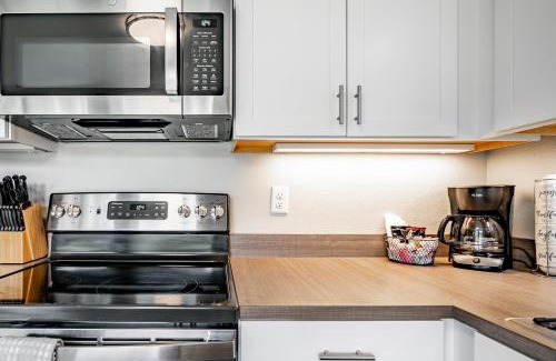 Birch Bay Apartment | Amazing Condo with King Bed & Hot Tub 101