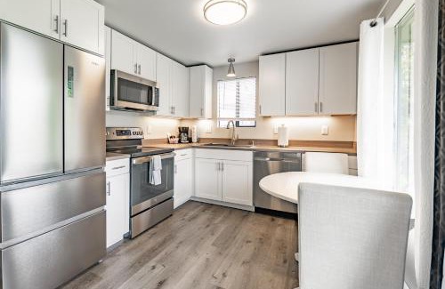 Birch Bay Apartment | Amazing Condo with King Bed & Hot Tub 101