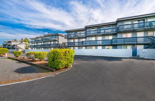 Birch Bay Apartment | Amazing Condo with King Bed & Hot Tub 101