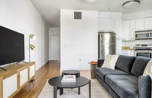 Little Tokyo Apartment | Amazing Downtown 1BR w/ Gym & W/D, next to Broad Museum, by Blueground (LAX 537)