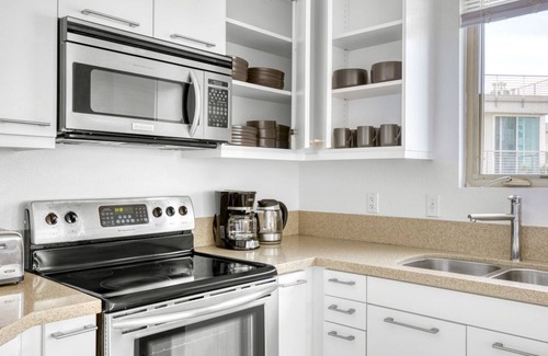 Little Tokyo Apartment | Amazing Downtown 1BR w/ Gym & W/D, next to Broad Museum, by Blueground (LAX 537)