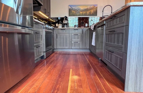 Historic Downtown Fernie Hotel | Amazing Downtown Location. Sleeps 7. Dog Friendly