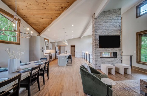 Ellijay Cabin | Amazing Grace ~ Indoor Heated Pool ~ Pickleball ~ Basketball ~ Hot Tub ~ Fire Pit