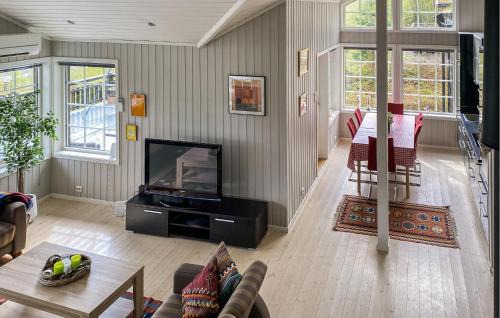 Møre og Romsdal House | Amazing Home In Stranda With Jacuzzi