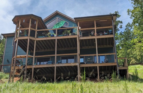 Mill Spring Apartment | Amazing Lake Adger Getaway, Fall Color, Kayaking, Pumpkin Patches, Zip Lining.