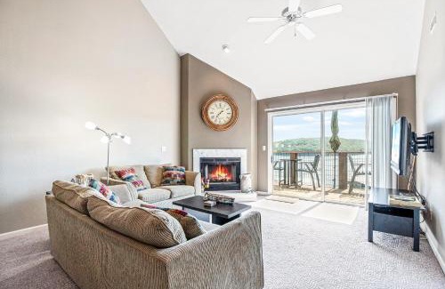 Kaiser House | Amazing Lake Views with Pool, Loft, & Balcony