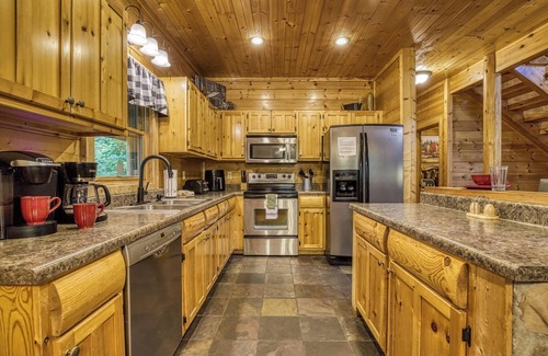 Caton Cabin | Amazing Luxury Log Cabin! Great Living Space! Mountain Views! 2 Jacuzzi Tubs!
