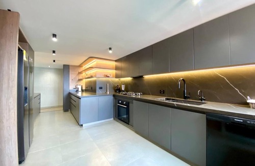 El Castillo Apartment | Amazing PH in Los Balsos