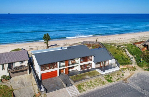 The Entrance North House | Amazing Seaviews and Beachfront Leisurely Home