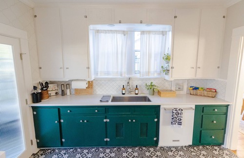 Columbia House | Amazing Victorian 4BR w/Hot Tub 5 Min to Downtown