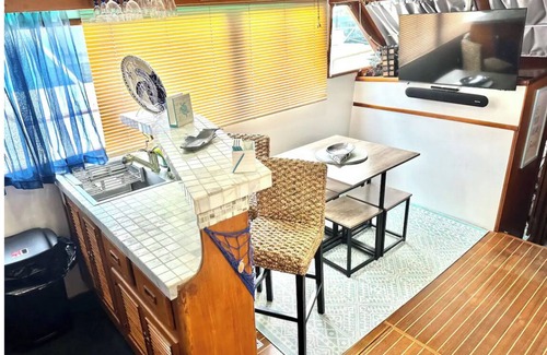 Monroe County Boat Rental | Amazing Yacht With Resort Amenities In The Heart Of Key Largo