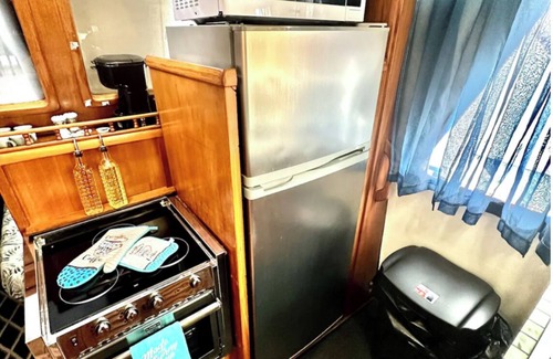 Monroe County Boat Rental | Amazing Yacht With Resort Amenities In The Heart Of Key Largo