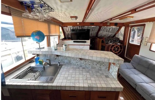 Monroe County Boat Rental | Amazing Yacht With Resort Amenities In The Heart Of Key Largo