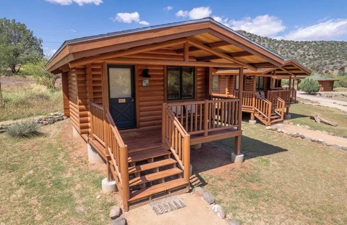 Cornville Cabin | Amazonite Cabin: Relaxing Haven by the Creek