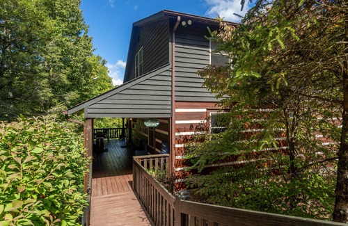 Boone Cabin | Amen Corner - Close to Boone! Hot Tub, Pet Friendly, Ping Pong, Foosball, Mountain Views
