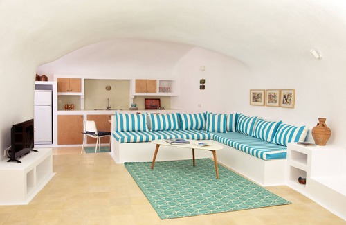 Akrotiri Apartment | Amphora Cave suite in Akrotiri