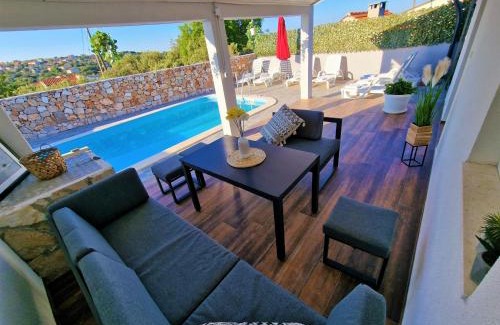 Drvenik Mali Villa | Anas lagoon holiday house with pool at azure beach