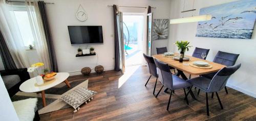 Drvenik Mali Villa | Anas lagoon holiday house with pool at azure beach