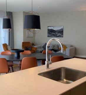 Goeschenen Apartment | Andermatt Chalet Style Ski Wohnung Zimmer Nur fuer Frauen