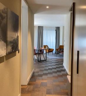 Goeschenen Apartment | Andermatt Chalet Style Ski Wohnung Zimmer Nur fuer Frauen