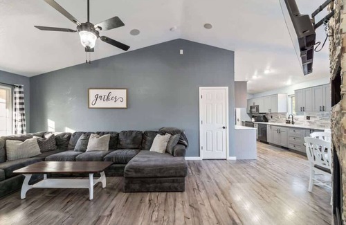Ankeny House | Ankeny Stay | Wtr Slide | Huge Yard | Space | I-35